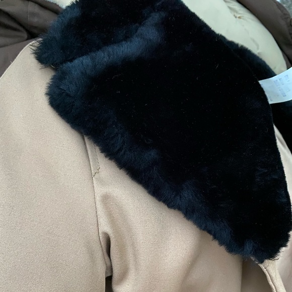 Perfect condition vintage Eddie Bauer puff trenchcoat with black fux fur collar. - Picture 4 of 6
